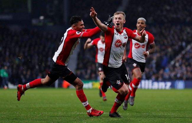 邓涵文因经济保障和新东家前景决定离开武汉三镇，加盟云南玉昆，成为球队核心球员。