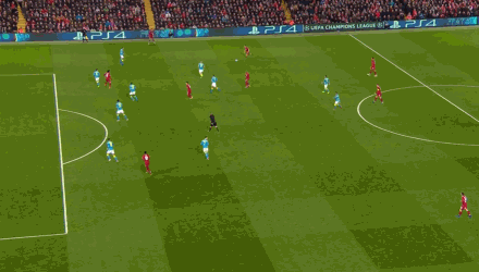 中场核心连续突破防守制造射门机会