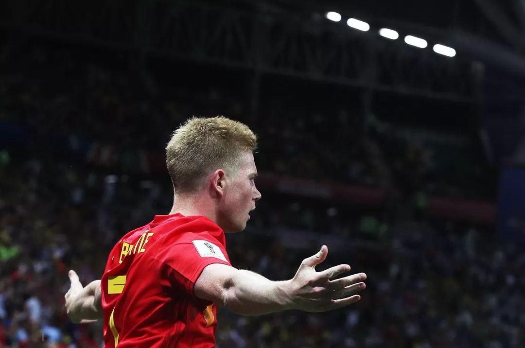 詹姆斯背身单打得分，引领球队节奏